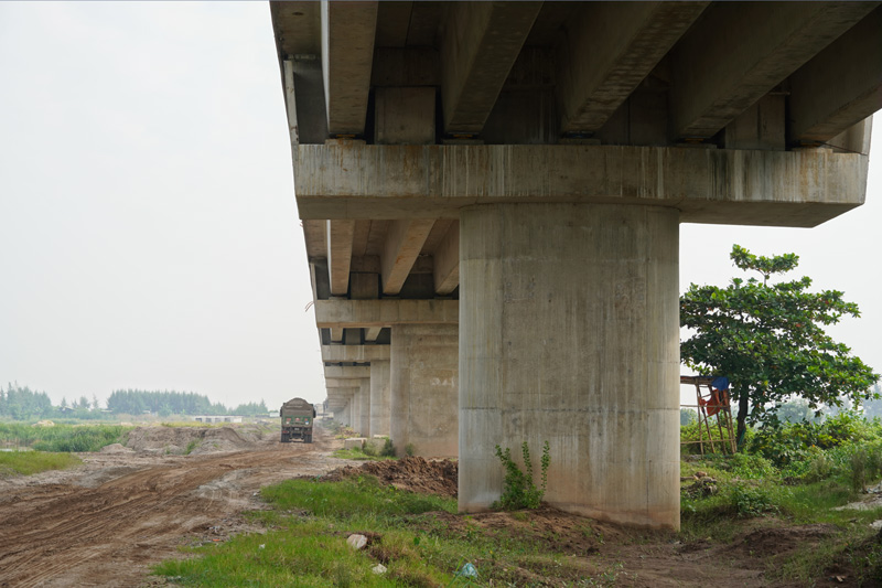 Cầu nghìn tỉ nối Thái Bình - Nam Định sau khi hoàn thành và đi vào hoạt động sẽ thúc đẩy phát triển kinh tế biển. Ảnh: Lương Hà