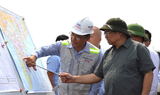 Thủ tướng Chính phủ kiểm tra công tác thi công cao tốc Cần Thơ - Cà Mau. Ảnh: Nhật Hồ