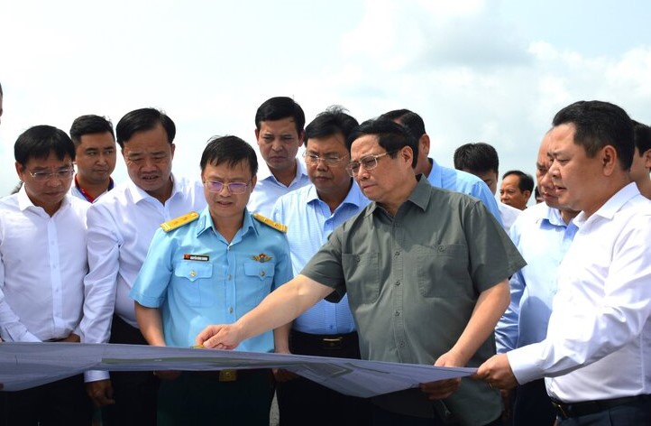 Thủ tướng Chính phủ Phạm Minh Chính kiểm tra dự án Cảng hàng không Cà Mau. Ảnh: Nhật Hồ