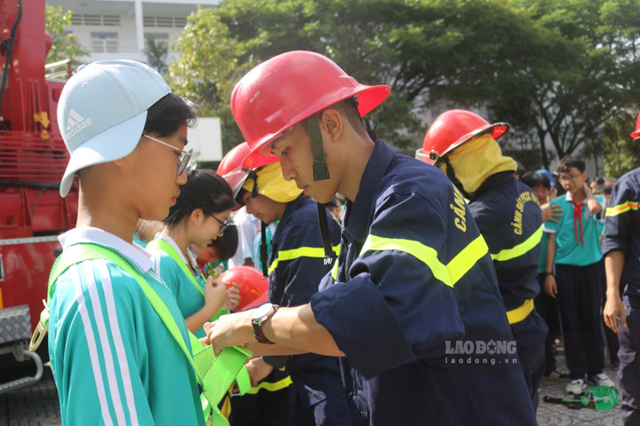 Triển khai thực hành các hoạt động chữa cháy cho các em học sinh. Ảnh: Công an Kiên Giang