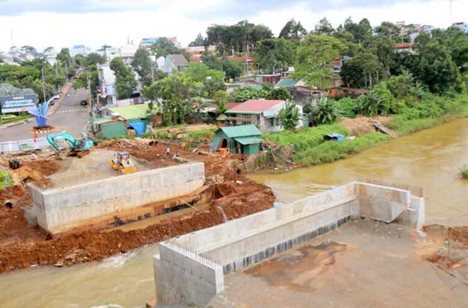 Cầu Hồ hạ ở thành phố Gia Nghĩa sẽ thông xe trước Tết Nguyên đán để phục vụ người dân đi lại. Ảnh: Nguyễn Lương