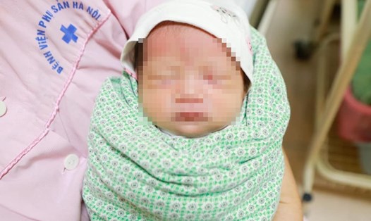 Bé gái chào đời tại Bệnh viện Phụ Sản Hà Nội trong niềm hạnh phúc vỡ òa của người mẹ chờ con 18 năm. Ảnh: BVCC