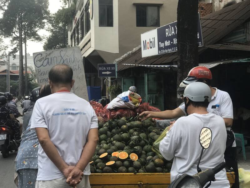 Cam sành được bán với mức giá rẻ thu hút nhiều người dân TPHCM mua ủng hộ. Ảnh: Thu Hoài