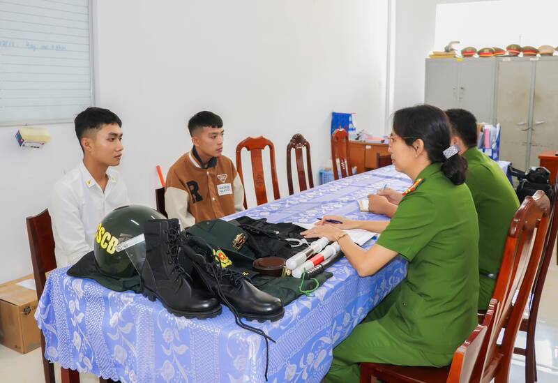 Công an huyện Vũng Liêm làm việc với 2 đối tượng sử dụng trái phép trang phục của Công an nhân dân. Ảnh: Công an cung cấp. 