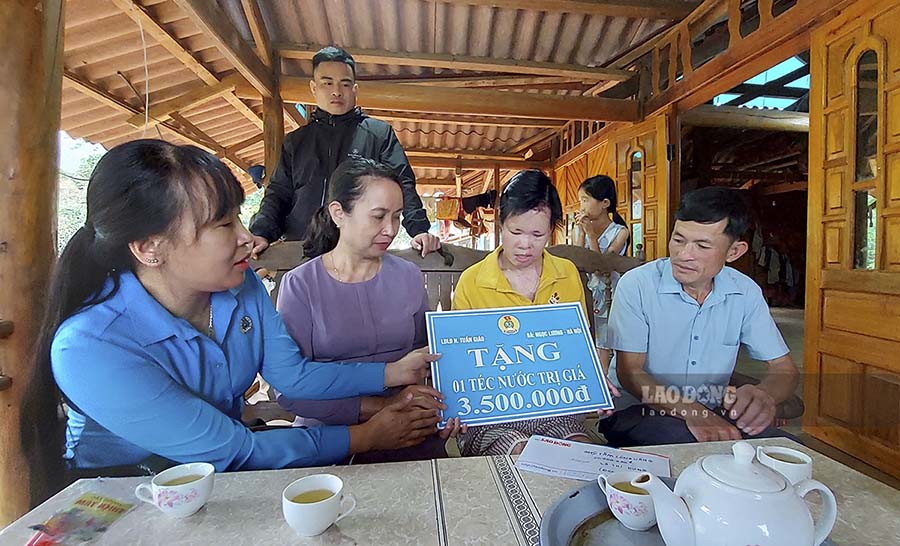 Liên đoàn lao động huyện Tuần Giáo hỗ trợ gia đình Lò Thị Dung 1 téc nước trị giá 3,5 triệu đồng. Ảnh: Văn Thành Chương