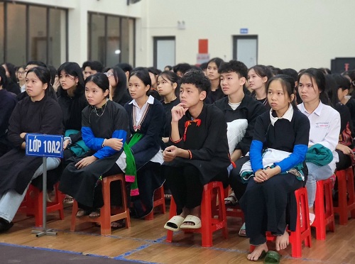 Tuyên truyền đời sống thợ mỏ hướng nghiệp học sinh Trường THPT dân tộc nội trú tỉnh Yên Bái. Ảnh: Minh Nghĩa