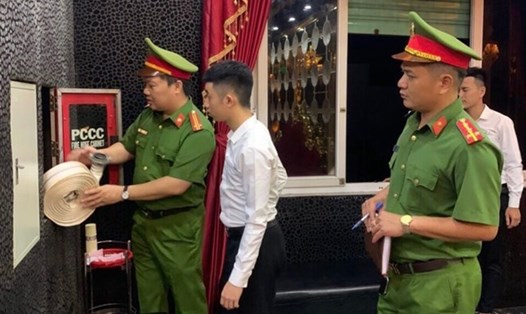 Lực lượng chức năng kiểm tra cơ sở kinh doanh quán karaoke. Ảnh minh hoạ: Minh Quỳnh
