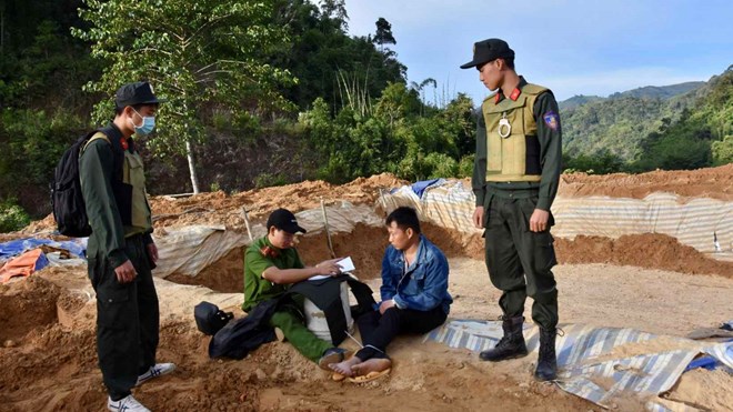 Cảnh sát tại hiện trường. Ảnh: Phạm Duy