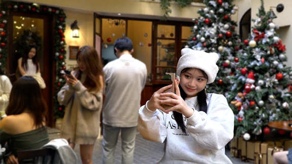 Giới trẻ Hà Nội xếp hàng dài checkin Giáng sinh tại các quán cafe
