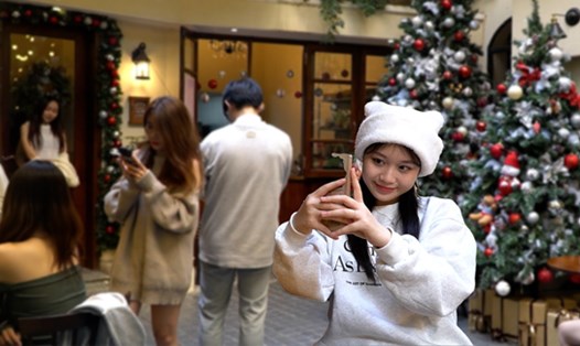 Giới trẻ Hà Nội xếp hàng dài checkin Giáng sinh tại các quán cafe

