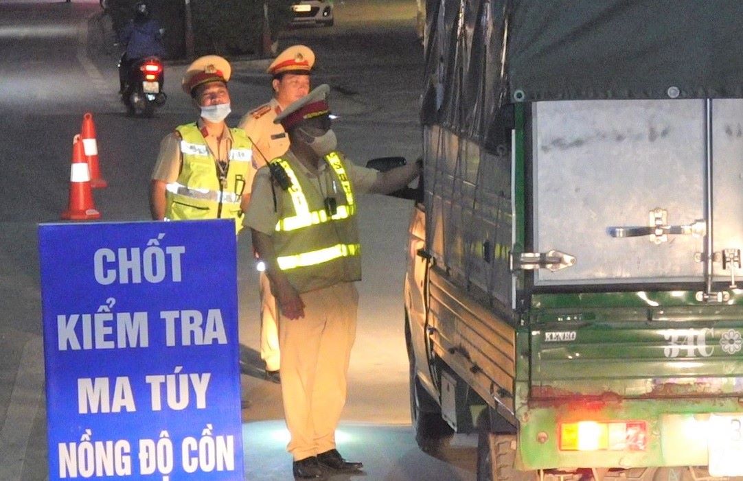 Lực lượng chức năng kiểm tra nồng độ cồn các lái xe. Ảnh: Công an tỉnh Hải Dương