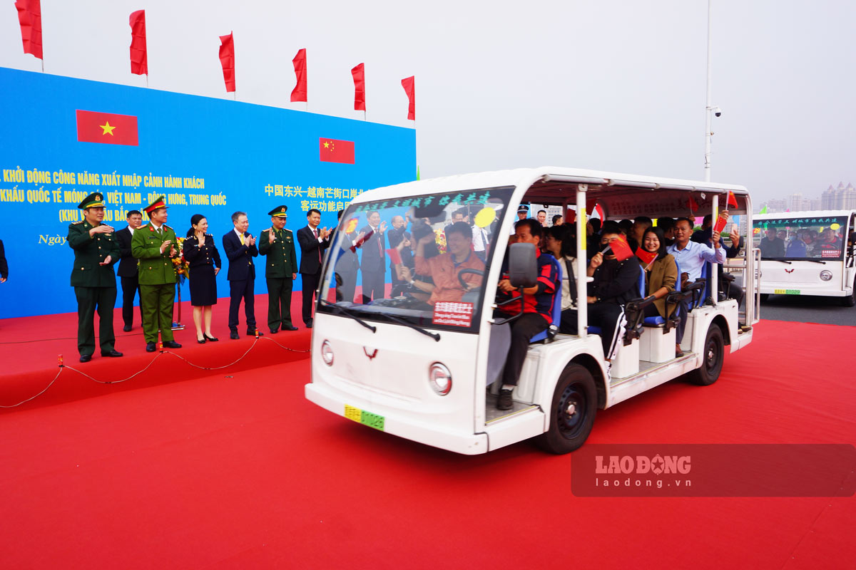 Xe trung chuyển phục vụ người làm thủ tục thông quan tại Cửa khẩu Cầu Bắc Luân II. Ảnh: Đoàn Hưng