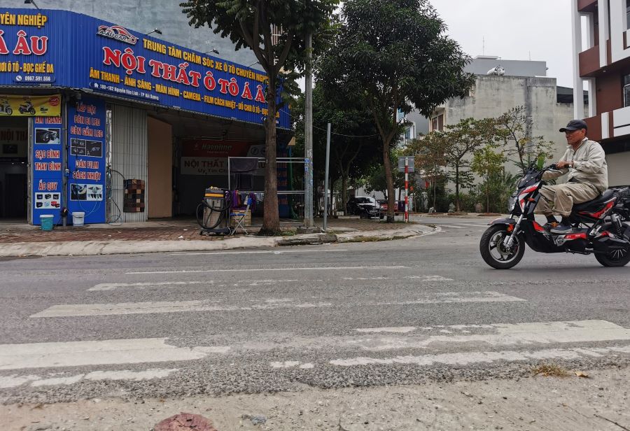 Ở đường Nguyễn Văn Linh cũng xảy ra tình trạng tương tự khi đầu vạch sơn là nơi chứa vật dụng của một gara ô tô. 