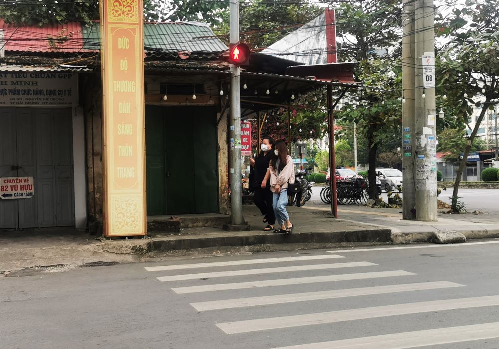 Tại đường Vũ Hựu, người đi bộ ngán ngẩm khi đầu vạch kẻ đường như bị “bịt kín” bởi cột đèn giao thông, cổng chào nên việc đi lại rất khó khăn.