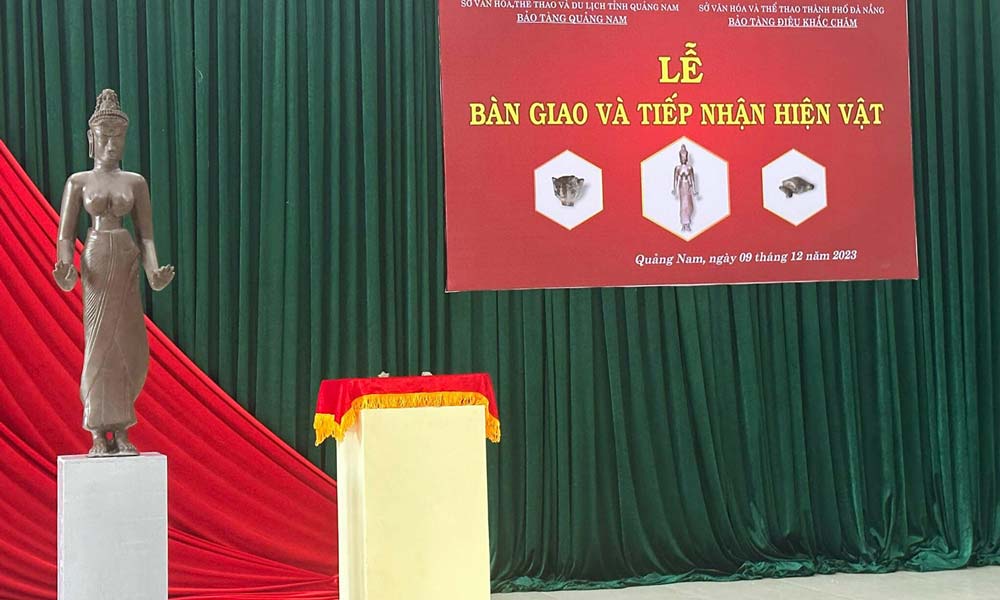 Tượng Bồ tát trong lễ bàn giao pháp khí từ Bảo tàng Quảng Nam về Bảo tàng Chăm. Ảnh Hưng Lợi