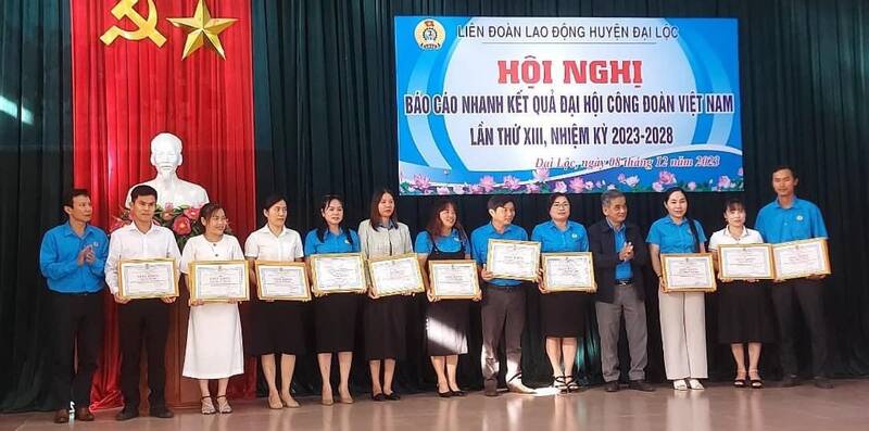 LĐLĐ huyện Đại Lộc đã tổng kết và trao thưởng cho 10 tập thể và 10 cá nhân có thành tích trong tham gia Cuộc thi trực tuyến “Gửi niềm tin – Trao kỳ vọng”. Ảnh: Anh Danh