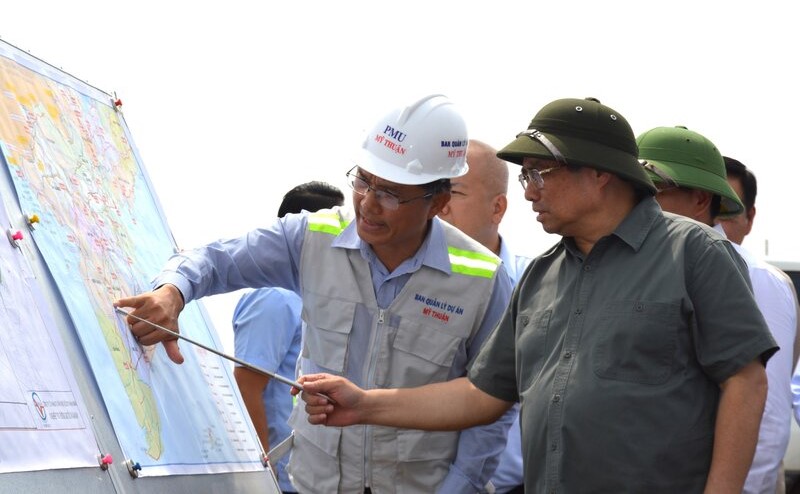 Thủ tướng Chính phủ kiểm tra thi công đường cao tốc Cần Thơ - Hậu Giang - Cà Mau đoạn qua tỉnh Cà Mau. Ảnh: Nhật Hồ