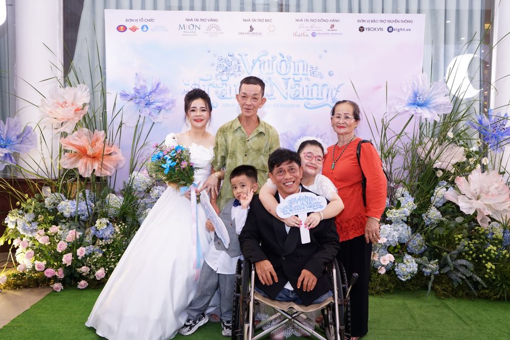 Anh Nam Hải và chị Ái Vân rạng rỡ bên gia đình trong ngày cưới của mình. Ảnh: Mỹ Lệ