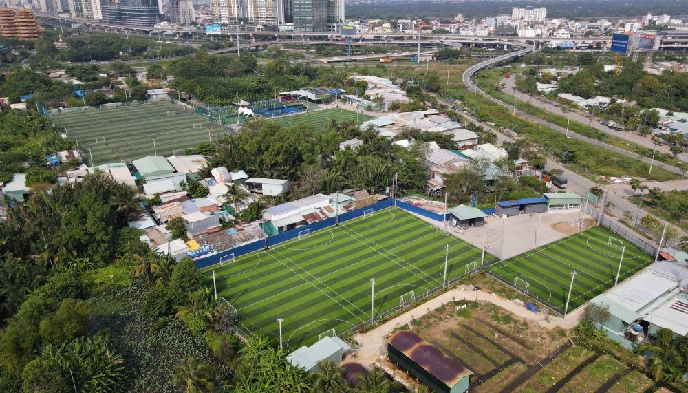 Hiện tại, sân chơi thể dục thể thao duy nhất được xây dựng của dự án Khu liên hợp thể thao Rạch Chiếc là của một doanh nghiệp tư nhân với hơn chục sân cỏ nhân tạo mini nằm cạnh nút giao thông ngã ba Cát Lái. 