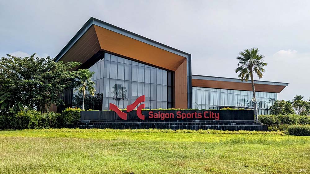 Một trong những dự án tiêu biểu nhất của Khu liên hợp thể thao Rạch Chiếc là khu đô thị thể thao phức hợp Saigon Sport City của Keppel Land với diện tích 64 ha cũng trong tình trạng ngưng thi công. Được khởi công từ cuối năm 2019 và dự kiến hoàn thiện năm 2027, nhưng đến nay dự án mới chỉ có khu nhà mẫu được hoàn thành.