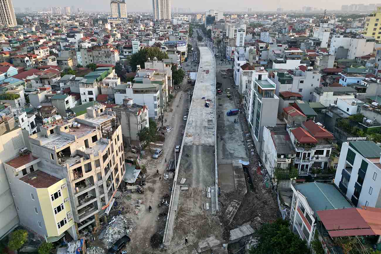 Cầu vượt thép trên phố Hồng Tiến, vượt qua đường Nguyễn Văn Cừ, với chiều dài và đường dẫn khoảng 400 m, được thiết kế 2 làn xe cơ giới và 2 làn xe hỗn hợp. Cầu hiện hoàn thành lan can và đổ bêtông bề mặt.