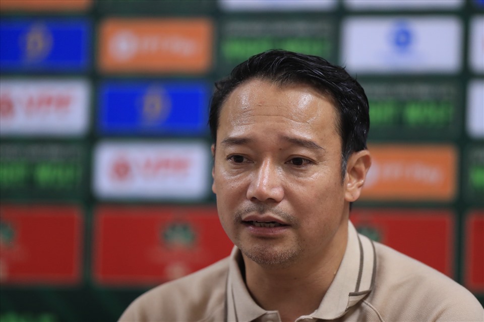 Huấn luyện viên Vũ Hồng Việt hài lòng về màn trình diễn của các cầu thủ Nam Định. Ảnh: Minh Dân 