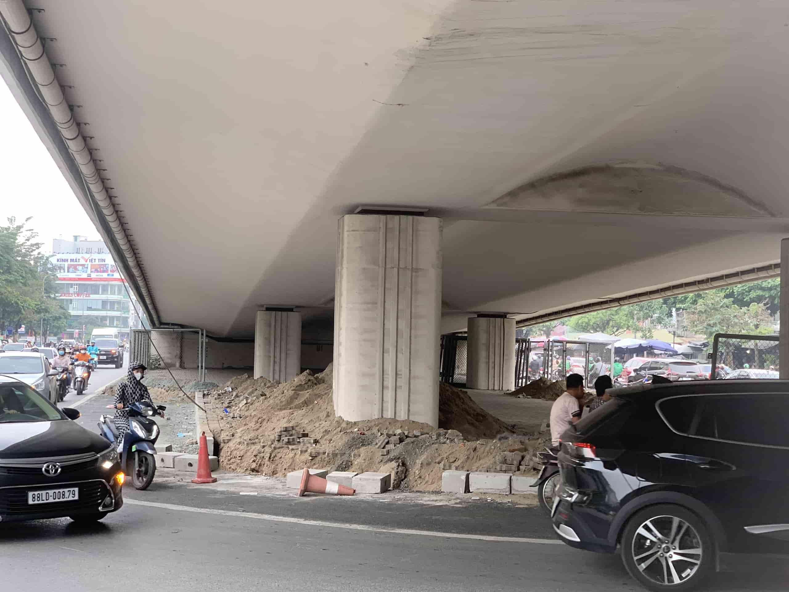 Mật độ phương tiện lưu thông tại điểm quay đầu dưới gầm cầu Ngã Tư Sở lớn nên việc xén dải phân cách, mở rộng đường là cần thiết. Ảnh: Nhật Minh