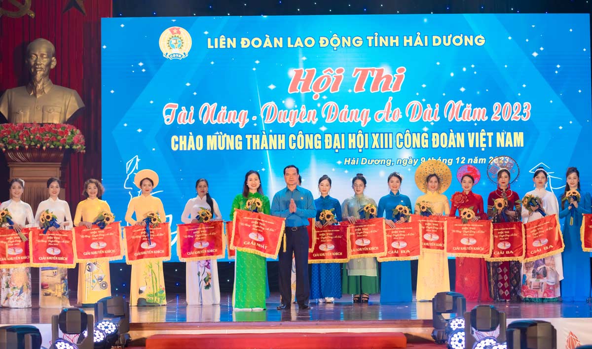 Ông Nguyễn Đình Khang - Ủy viên Trung ương Đảng, Chủ tịch Tổng Liên đoàn Lao động Việt Nam trao cờ thi đua cho các đội thi. Ảnh: Công đoàn Hải Dương