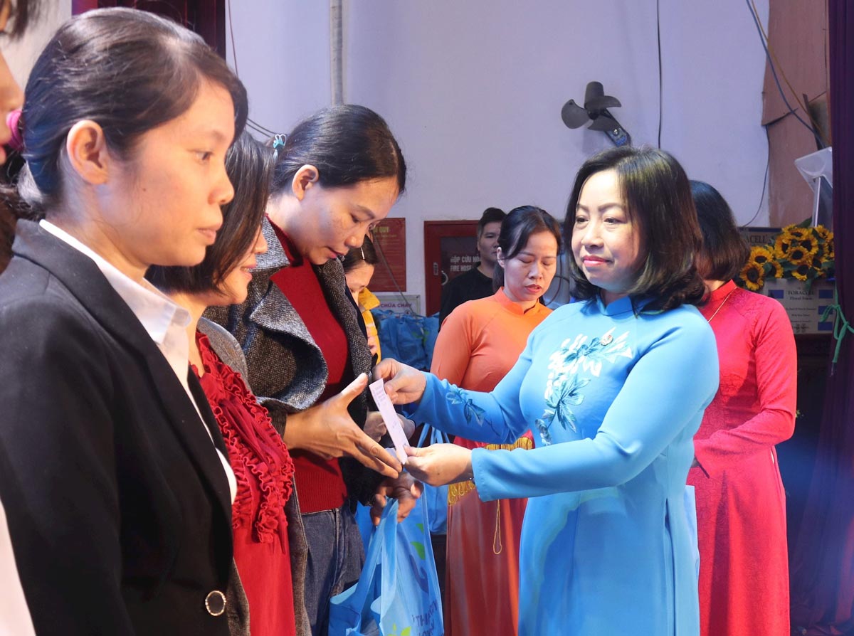 Bà Thái Thu Xương, Phó Chủ tịch Tổng Liên đoàn Lao động Việt Nam trao quà cho lao động nữ. Ảnh: Nguyễn Minh