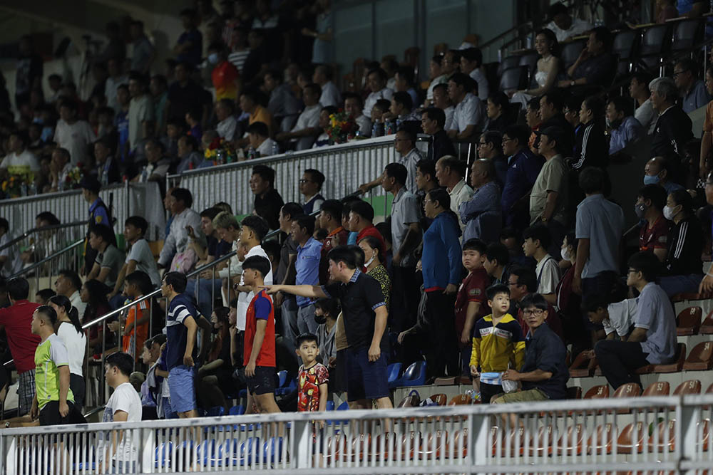 Trên khán đài, các cổ động viên Bình Định bắt đầu la ó với công tác trọng tài. Nhóm cổ động viên này còn ném nhiều chai nước xuống sân để phản ứng.