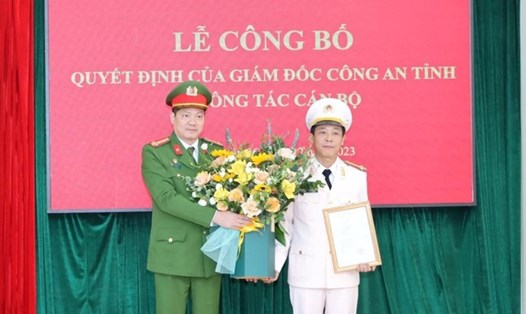 Trung tá Hoàng Quốc Thành (phải) nhận quyết định bổ nhiệm giữ chức Phó Trưởng Công an TP Lai Châu. Ảnh: Đ.X