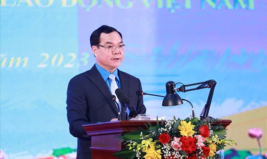 Chủ tịch Tổng LĐLĐVN Nguyễn Đình Khang phát biểu tại hội nghị. Ảnh: Dương Giang