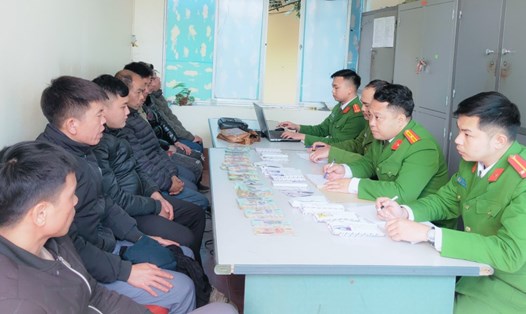 Công an huyện Ba Chẽ làm việc với các đối tượng bị bắt giữ trong vụ đánh bạc. Ảnh: Bình Minh