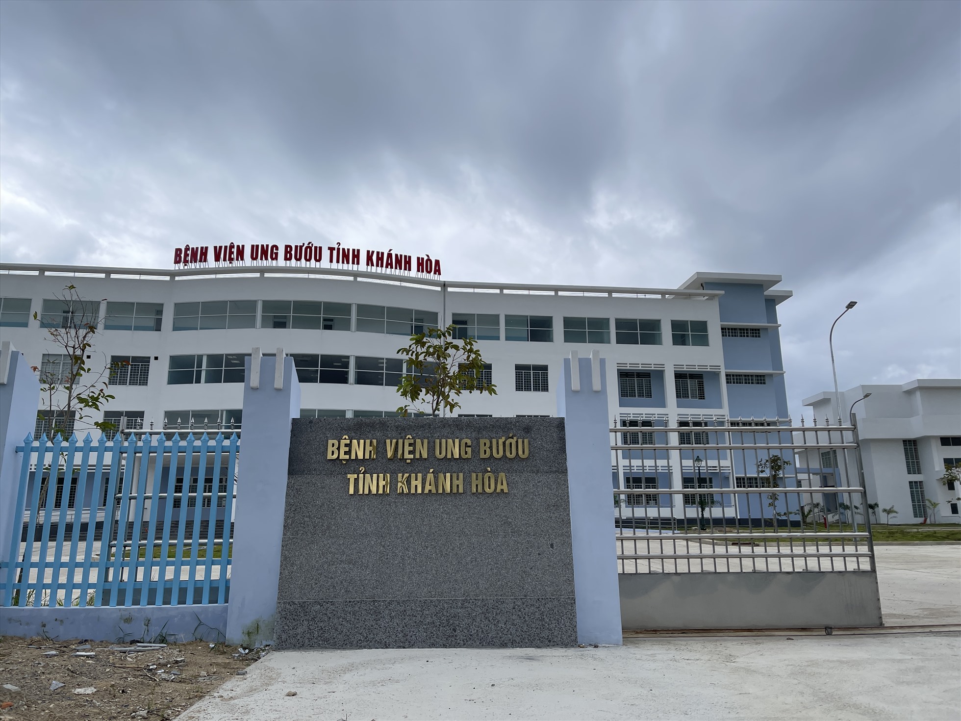 GIÁM ĐỐC BỆNH VIỆN LÀ BÁC SĨ CKII LÊ HỒNG QUÂN