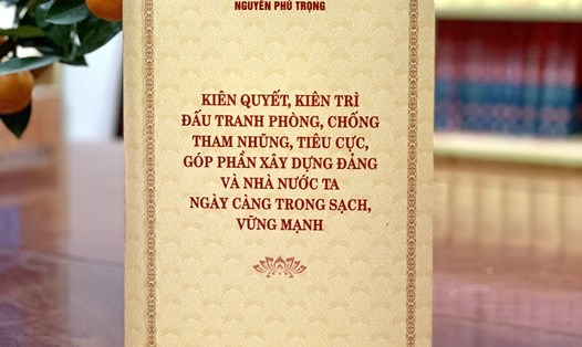 Cuốn sách của Tổng Bí thư Nguyễn Phú Trọng về phòng, chống tham nhũng, tiêu cực. Ảnh: T.Vương