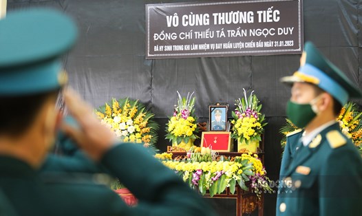 Lễ tang phi công Trần Ngọc Duy hy sinh trong khi làm nhiệm vụ. Ảnh: Văn Đức