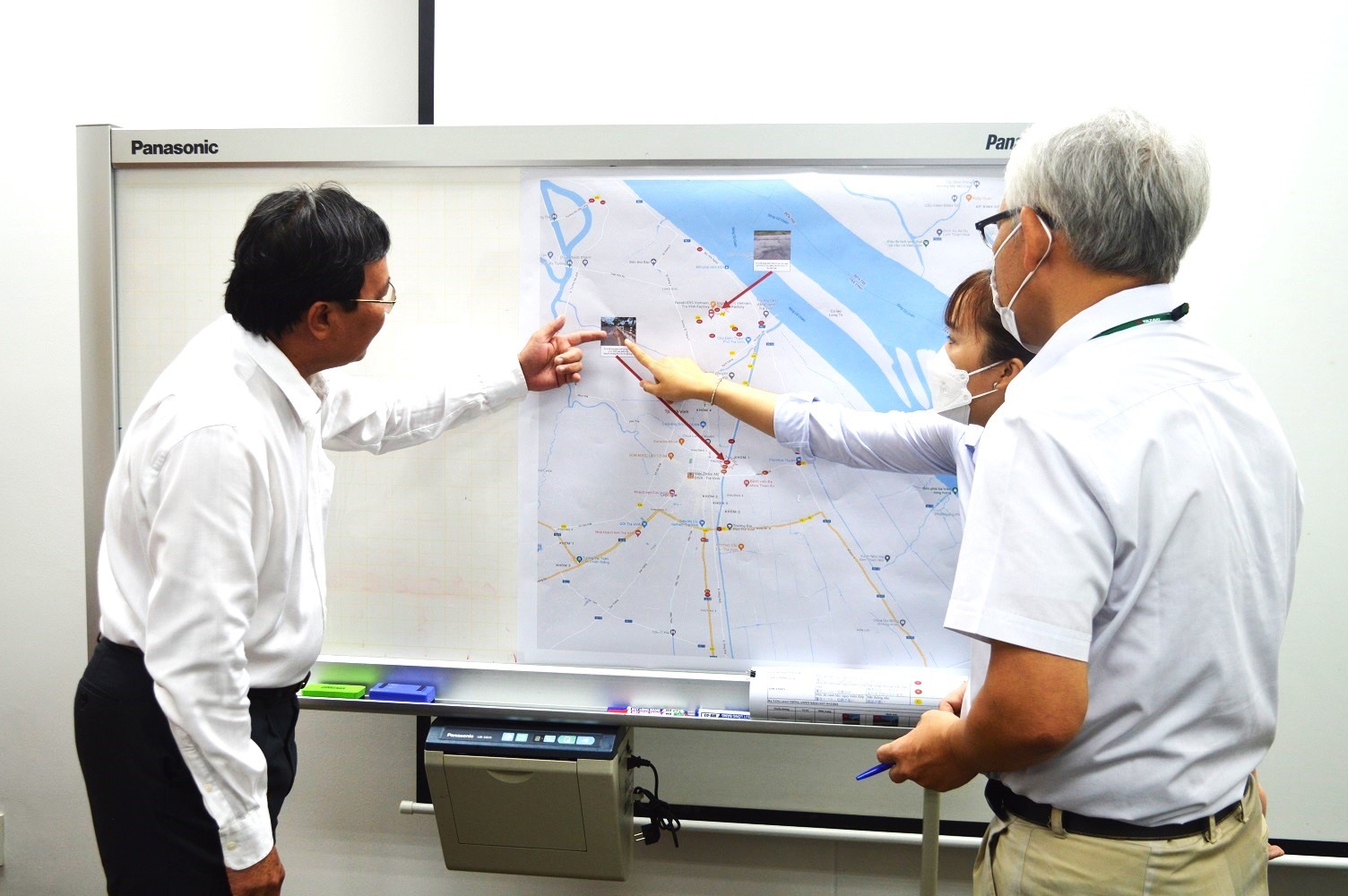 Chủ tịch UBND tỉnh Trà Vinh Lê Văn Hẳn (trái) tìm hiểu những kiến nghị tại Chi nhánh Công ty TNHH Yazaki EDS Việt Nam tại Trà Vinh. Ảnh: Trí Dũng