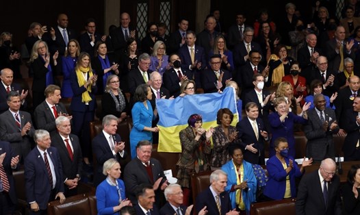 Các nhà lập pháp Mỹ hoan nghênh Tổng thống Ukraina Volodymyr Zelensky phát biểu tại Hạ viện Mỹ ngày 21.12.2022 tại Washington DC. Ảnh: AFP