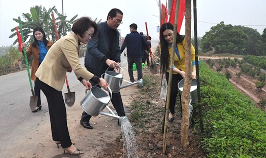 Các đại biểu tham gia trồng "Hàng cây công đoàn". Ảnh: Hồng Ngọc