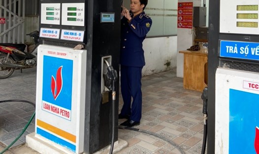 Lực lượng Quản lý thị trường tỉnh Thái Bình kiểm tra dấu hiệu vi phạm tại Cửa hàng xăng dầu Nam Hải. Ảnh: Cục QLTT Thái Bình