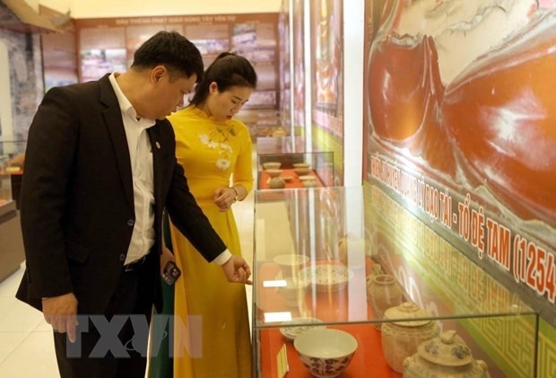 Đại biểu tham quan khu trưng bày hiện vật. Ảnh: TTXVN