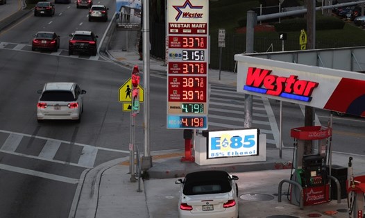 Giá xăng tại một trạm xăng ở Miami, Florida, Mỹ, ngày 23.1.2023. Ảnh: AFP