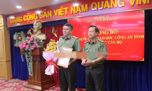 Công an tỉnh Bình Dương trao quyết định cho Thượng tá Võ Minh Châu về giữ chức vụ Trưởng phòng An ninh kinh tế. Ảnh: Công an Bình Dương cung cấp
