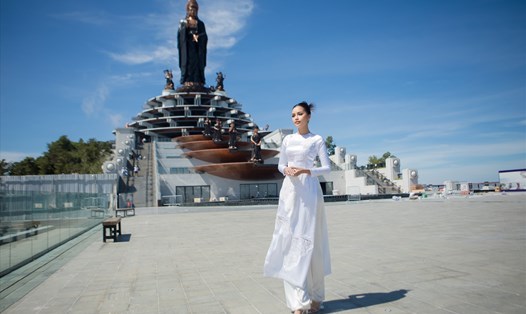 Hoa hậu Ngọc Châu tham quan Núi Bà Đen ở Tây Ninh. Ảnh: NVCC.