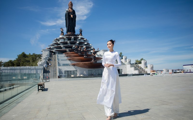 Hoa hậu Ngọc Châu tham quan Núi Bà Đen ở Tây Ninh. Ảnh: NVCC.