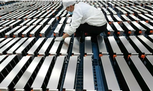 Lithium là nguyên liệu quan trọng trong sản xuất pin ôtô điện. Ảnh: AFP