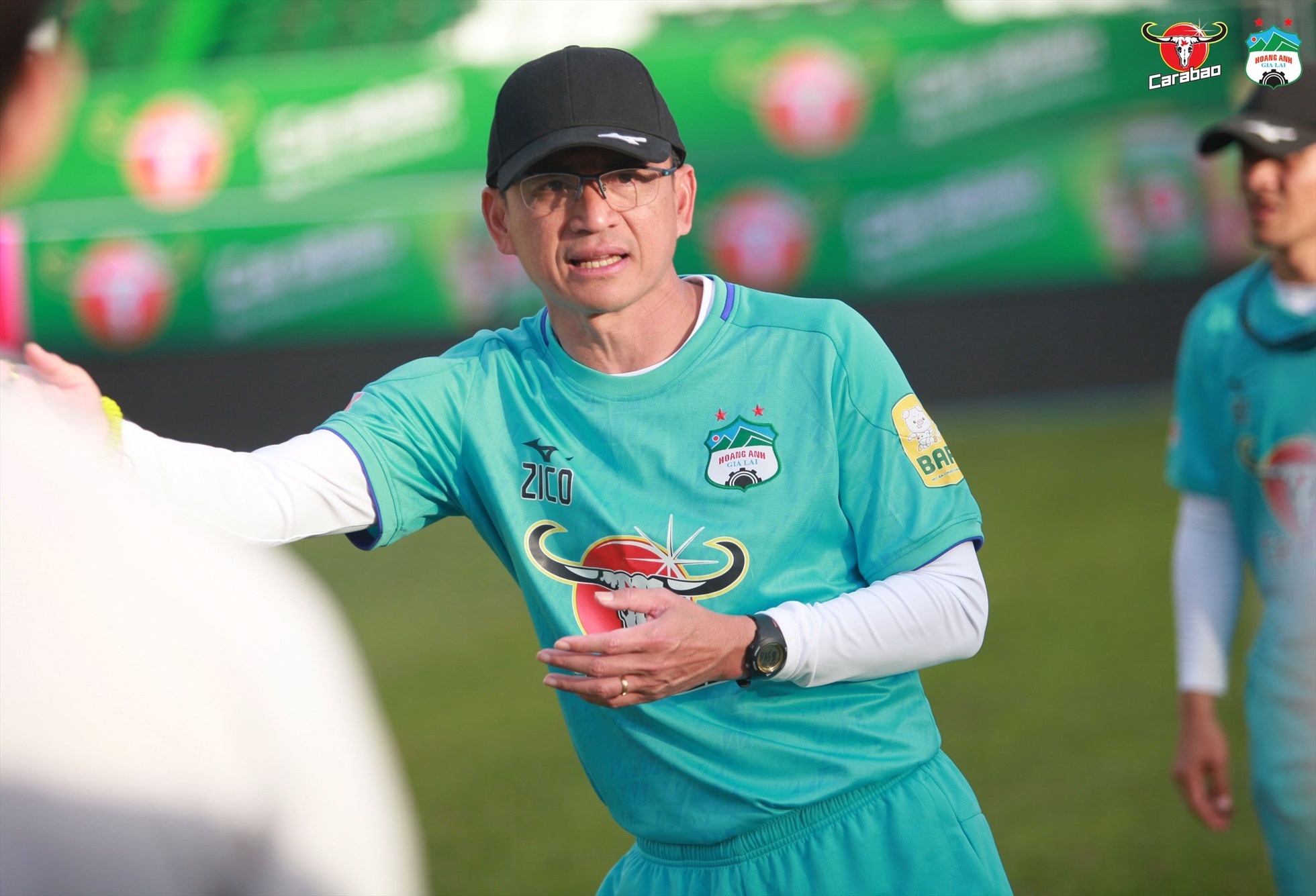 Huấn luyện viên Kiatisak và Hoàng Anh Gia Lai tập trên sân Pleiku. Ảnh: HAGL FC