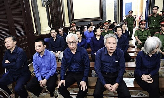 Cựu Tổng Giám đốc Ngân hàng Đông Á Trần Phương Bình (thứ 3 từ trái qua) trong một phiên toà. Ảnh: Ngô Nguyên