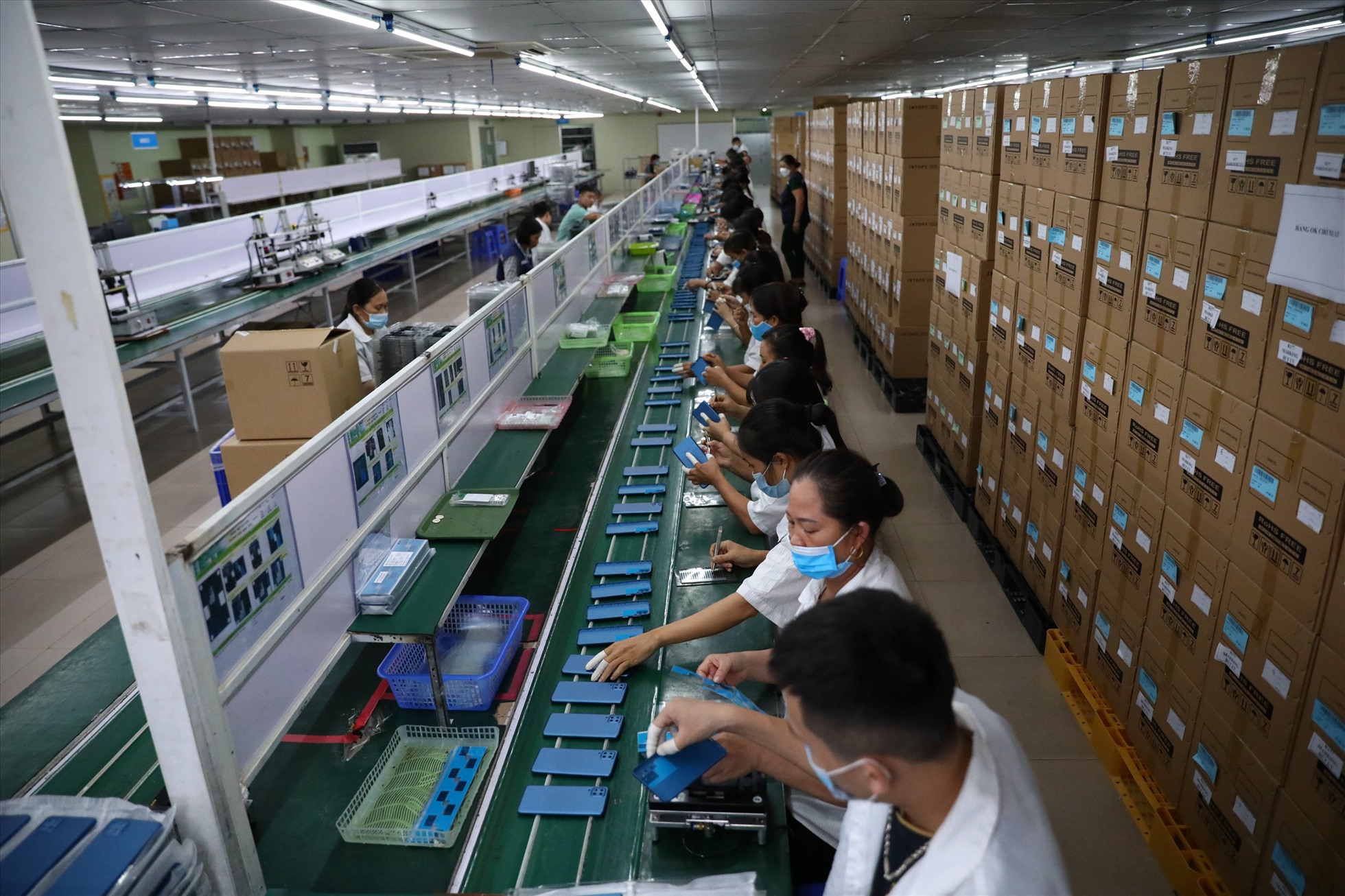 Công nhân Cty Moatech - đơn vị lắp ráp điện thoại cho 1 doanh nghiệp ở Hàn Quốc. Ảnh: Cường Ngô