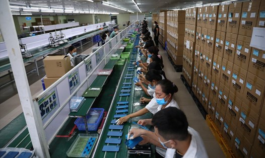 Công nhân Cty Moatech - đơn vị lắp ráp điện thoại cho 1 doanh nghiệp ở Hàn Quốc. Ảnh: Cường Ngô